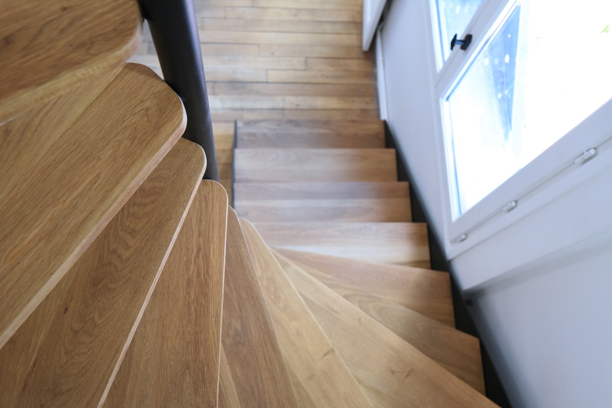 BOIZOT : architecte-restructuration-renovation-escalier-metallique-bois-chene-AREA-Studio.JPG